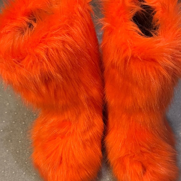 Fluffy fun fur boots - Picture 4 of 4